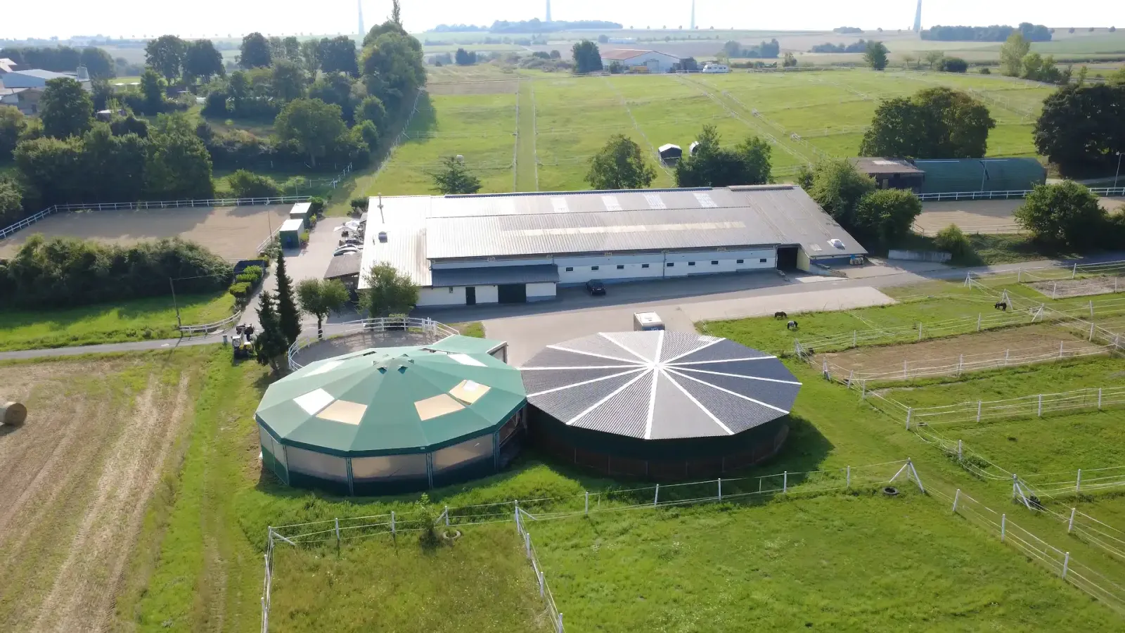 Gestüt St. Georg Vogelansicht mit Dressurplatz & Fuehranlage